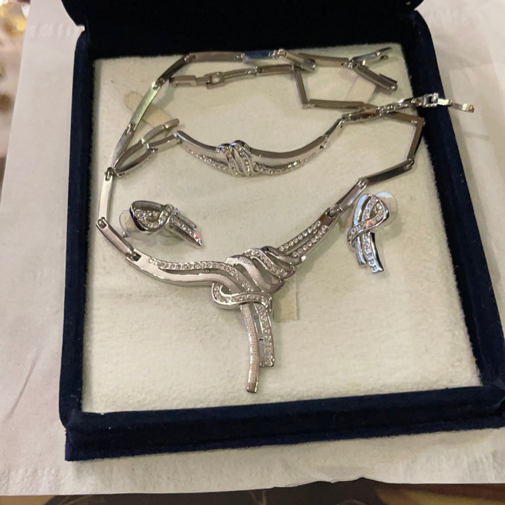 Jewelry’s set. Neckles . Brecelate  and  earing .titanium